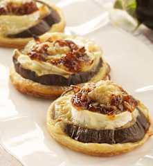 Tartine di melanzana con formaggio e cipolla caramellata