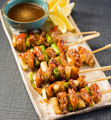 Yakitori (brochetas de pollo y cebolleta)