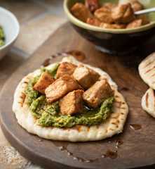 Bocconcini di maiale con pesto di broccoli e piadina