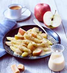 Schupfnudeln mit Karamellsauce und Äpfeln