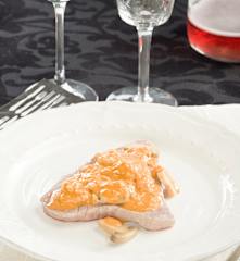 Filete de atún con champiñones en salsa de lambrusco para dos