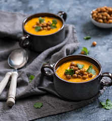 Krem z marchwi z harissą i chrupiącą ciecierzycą