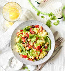 Salada de espinafres, grão-de-bico e couve-flor