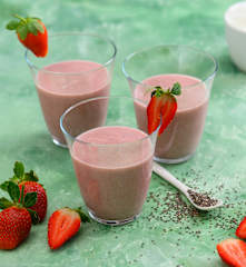 Smoothie fraise, graines de chia et noix de coco