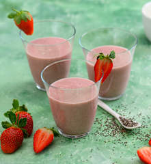 Smoothie de fresas, yogur de soja, semillas de chía y coco