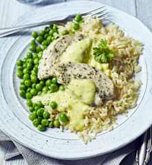 Hähnchen mit Erbsen, Reis und Kräutersauce