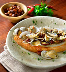 Vongole veraci su crostoni di pane