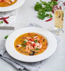 Orientalna zupa z owocami morza