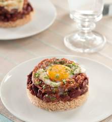 Huevos con judías rojas y arroz