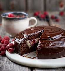 Bolo com recheio de natas e framboesas