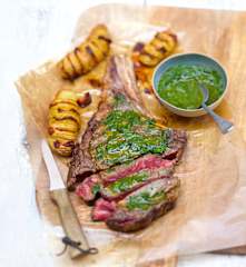 Côte de bœuf, sauce chimichurri, pommes en éventail