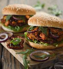 Hamburger s trhaným vepřovým masem a pikantní omáčkou