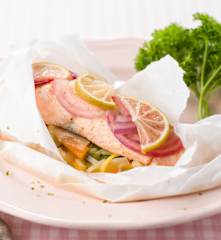 Salmão em papelote com legumes em juliana