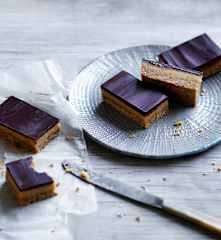 Peanut caramel slice