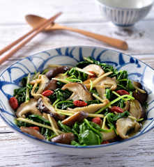 香菇炒莧菜