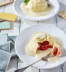 Erdbeer-Germknödel mit Vanillesauce