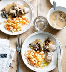 Veau mi-cuit aux morilles et légumes anciens
