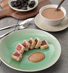 Atún crujiente con salsa de ciruelas al moscatel