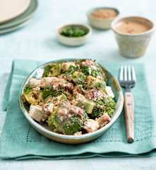 Sałatka z brokułu i awokado z siemieniem lnianym