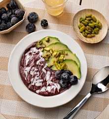 Smoothie bowl de aguacate con arándanos