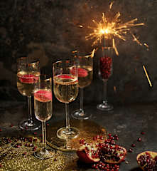 Wino musujące z sorbetem malinowym