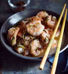 Garnelen mit grünem Tee (龙井虾)