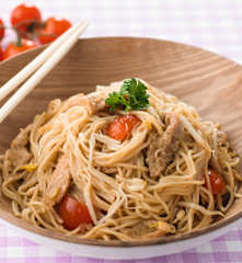 Noodles com tirinhas de porco