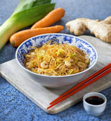 Spaghetti di soia con verdure e gamberi