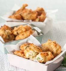 Buñuelos de calabacín, queso feta y menta