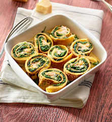 Pfannkuchenröllchen mit Lachs auf Spinat