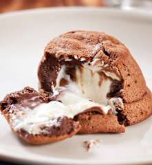 Vulcões de chocolate com chocolate branco