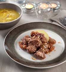 Menú: Sopa de picadillo. Cordero con salsa de turrón, dátiles y orejones