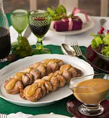 Medallones de solomillo de cerdo flambeado y salsa de turrón