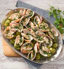 Coles de Bruselas con almejas en salsa verde