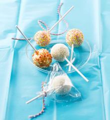 Kokosnuss-Lollipops mit weisser Schoggi