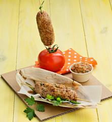 Brochetas de carne picada y aliño de tomate