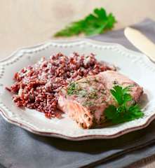 Riso rosso, asparagi bianchi e salmone