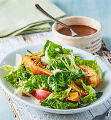 Ensalada de durazno a la plancha con aderezo de miel y mostaza