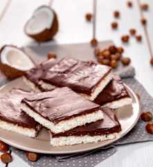 Kokosové řezy s nugátovou náplní