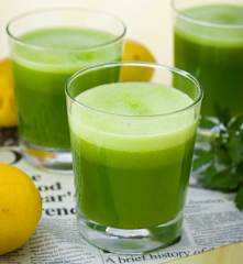 Bebida de limón y perejil