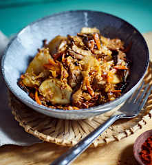 Klebreiskuchen mit Gemüse und Schweinefilet (猪肉炒年糕)