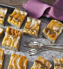 Mohn-Buttermilch-Kuchen mit Pfirsichen