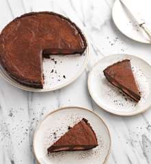 Tarte de mousse de chocolate com morangos