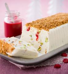 Semifrío de nata con piñones y pistachos