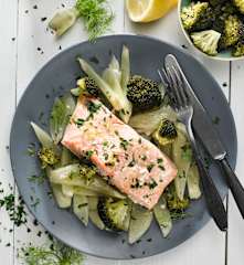 Losos na fenyklu s brokolicí v páře