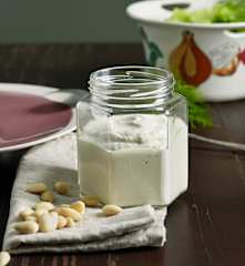 Veganská zakysaná smetana