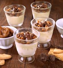 Bicchierini di gelato al biscotto con fichi e cioccolato