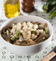 Caserecce di farro con seitan, zucchine e daikon