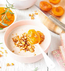 Semoule à la noisette, compotée d'abricots au romarin