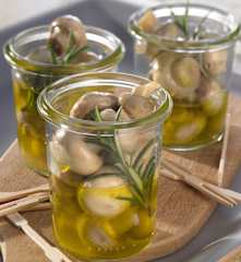 Champignons in Öl-Wein-Rosmarin-Marinade